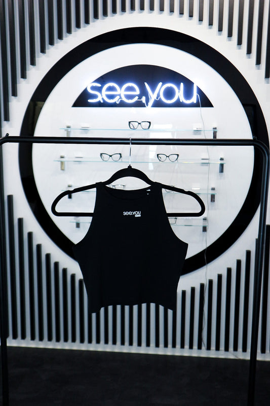 Damen Top mit minimalistischem Logo